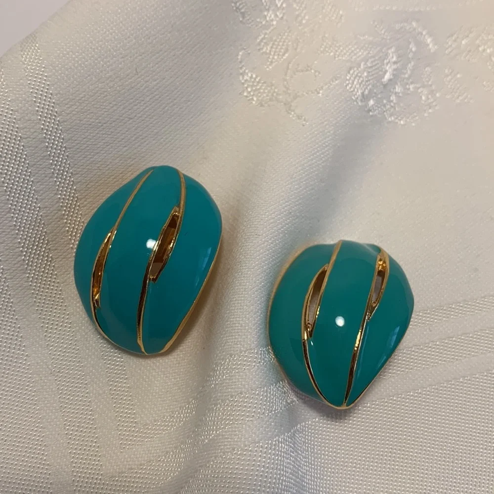 AVON Clip Earrings Enamel Turquoise Teal Gold Tone Swirl 1 1/2” Wavy Beachy EUC